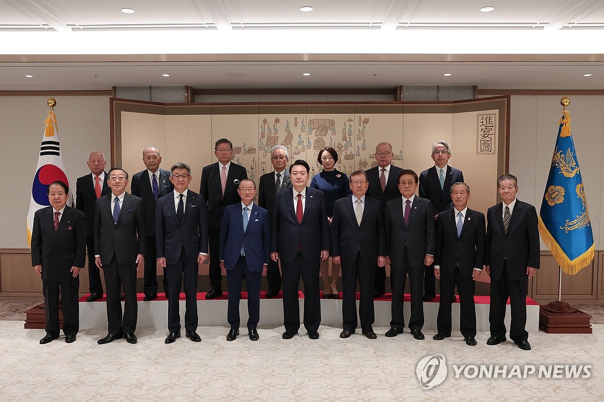 President Yoon Suk Yeol (front row, C) poses for a photo with members of the Korea-Japan Friendship Association and the Japan-Korea Friendship Association at the presidential office in Seoul on Oct. 13, 2023, in this photo provided by the office. (PHOTO NOT FOR SALE) (Yonhap)