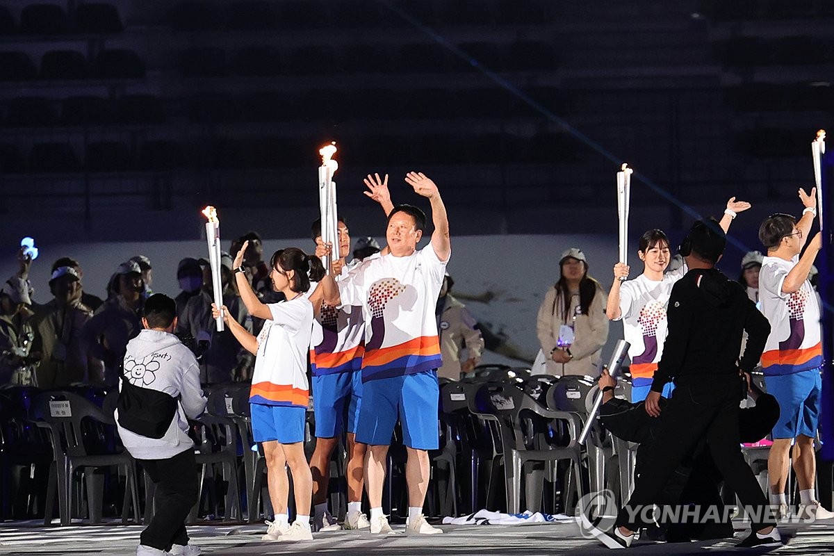 전국체전 성화 밝히는 선동열