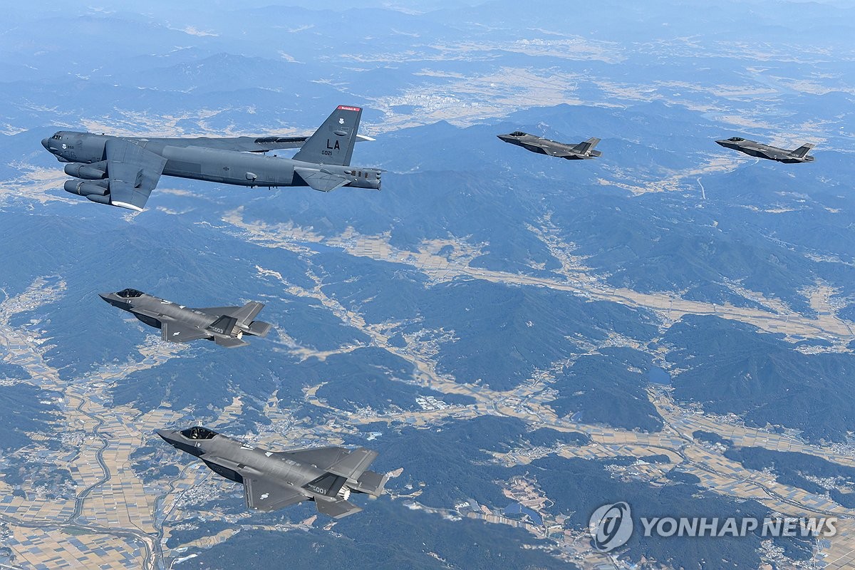 在韓米軍が韓国初着陸のB52公開 北朝鮮に警告メッセージ