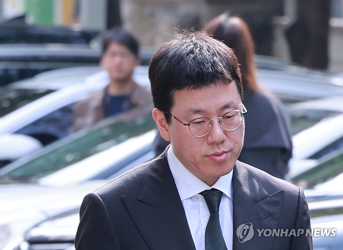Bae Jae-hyun, chief investment officer of Kakao Corp., appears at the Seoul Southern District Court to attend a court hearing on his arrest warrant in this file photo taken Oct. 18, 2023. (Yonhap)