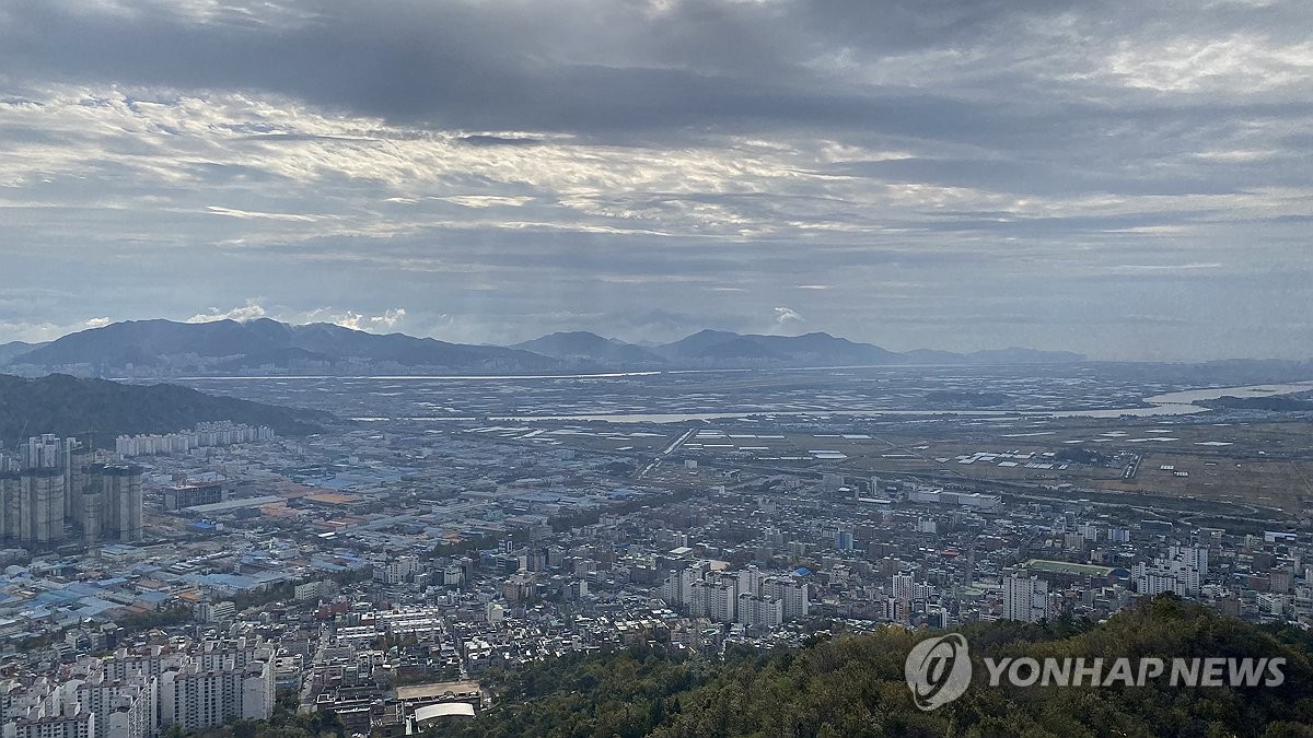 분산성에서 본 굽이치는 낙동강과 김해시가지 전경