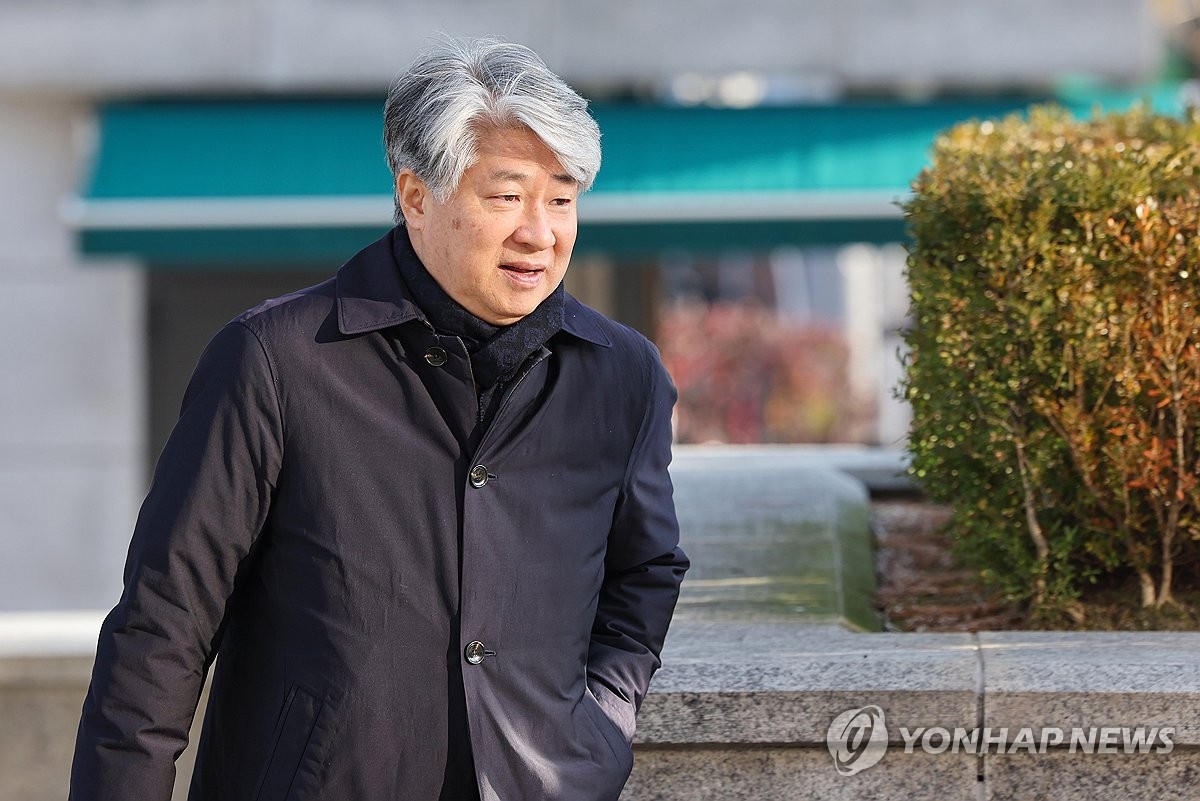 El juez del Tribunal Constitucional Lee Jong-seok llega a trabajar al tribunal de Seúl el 28 de noviembre de 2023. (Yonhap)
