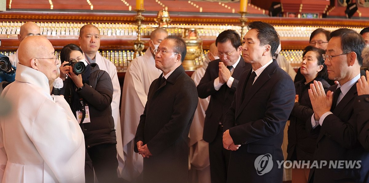 진우스님 인사말 듣는 김기현 대표 / 연합뉴스