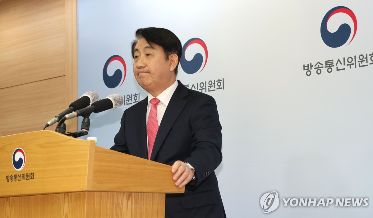 Lee Dong-kwan, chief of the Korea Communications Commission, holds a press meeting on his resignation on Dec. 1, 2023. (Yonhap) 