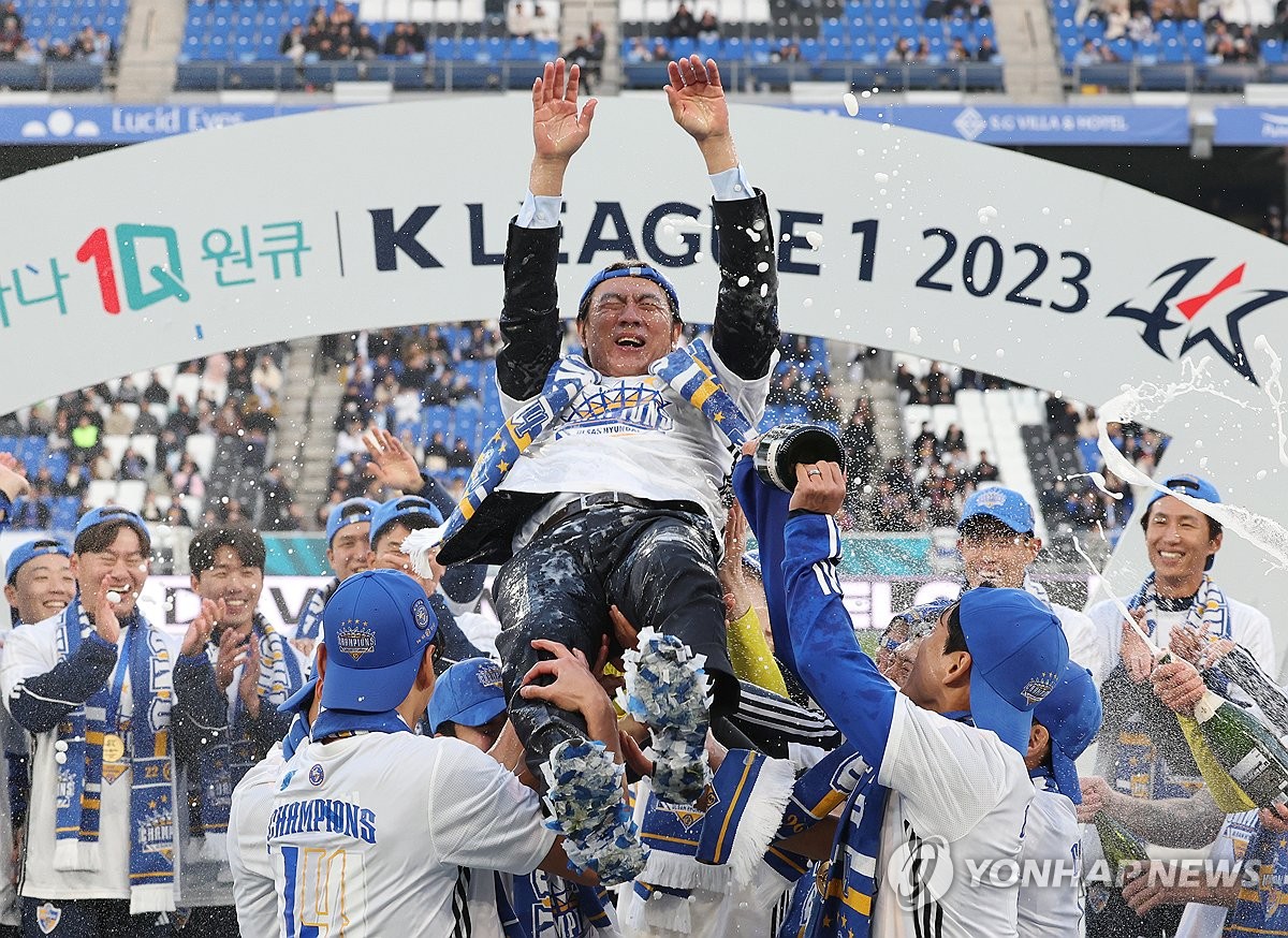 Ulsan Hyundai FC players throw their head coach Hong Myung-bo (C) in the air to celebrate their 2023 K League 1 title following a 1-0 win over Jeonbuk Hyundai FC at Munsu Football Stadium in the southeastern city of Ulsan. (Yonhap)
