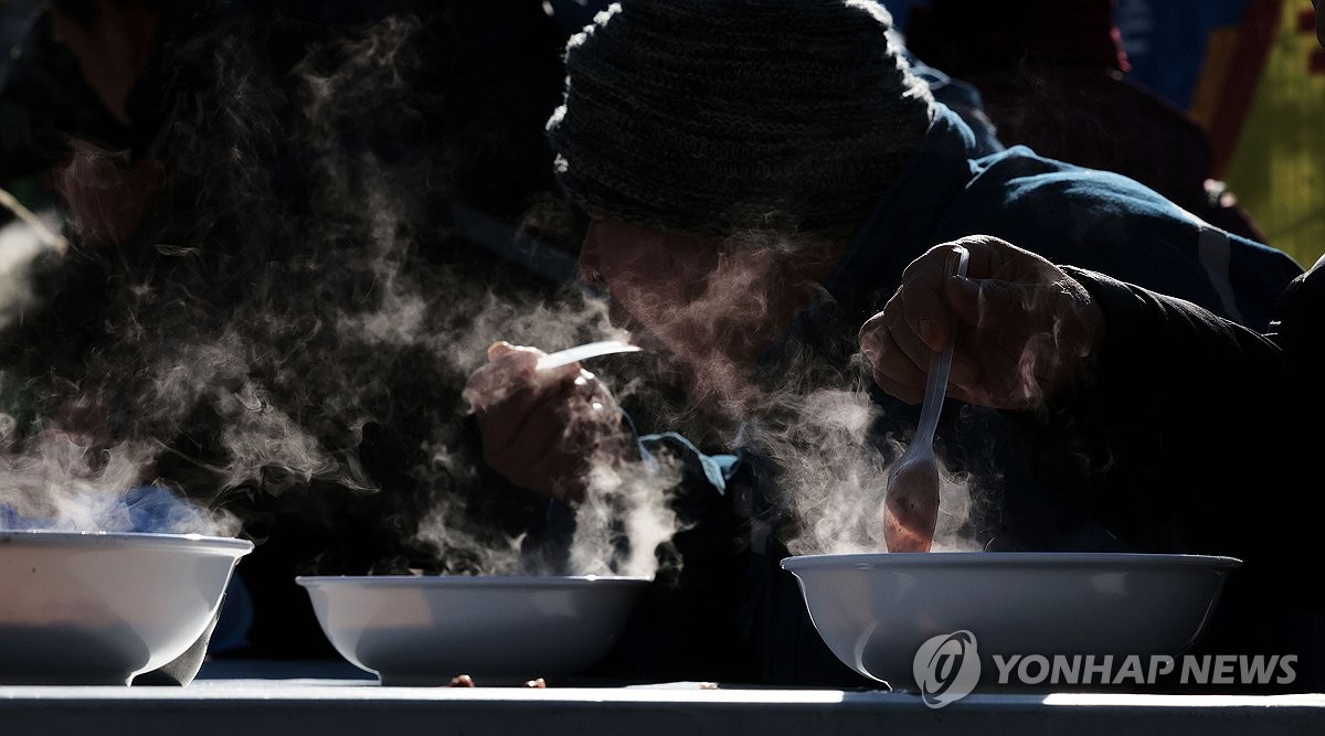 매서운 한파 속 따뜻한 팥죽 한 그릇 / 연합뉴스