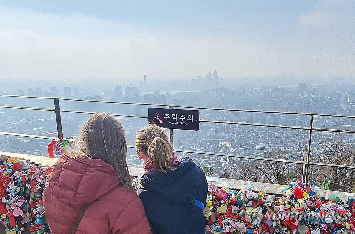 지난주를 꽁꽁 얼린 최강 한파가 물러간 26일 오후 서울 하늘이 미세먼지로 뿌옇다. 미세먼지 농도는 서울, 인천, 경기, 강원 영서, 충청권, 광주, 전북은 '나쁨', 나머지 지역은 '보통으로 예보됐다 / 연합뉴스