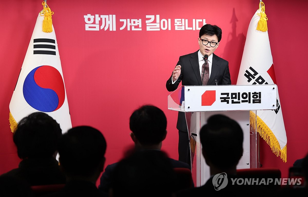 Han Dong-hoon, el recién nombrado líder del gobernante Partido del Poder Popular, pronuncia su discurso de aceptación en el podio de la sede del partido en Seúl el 26 de diciembre de 2023. (Yonhap)