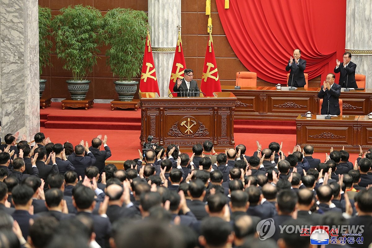 Esta foto, publicada por la Agencia Central de Noticias Coreana oficial de Corea del Norte el 31 de diciembre de 2023, muestra al Norte celebrando una reunión plenaria del Comité Central del gobernante Partido de los Trabajadores de Corea que finalizó su sesión de cinco días el día anterior.  (Para uso únicamente en la República de Corea. Sin redistribución) (Yonhap)