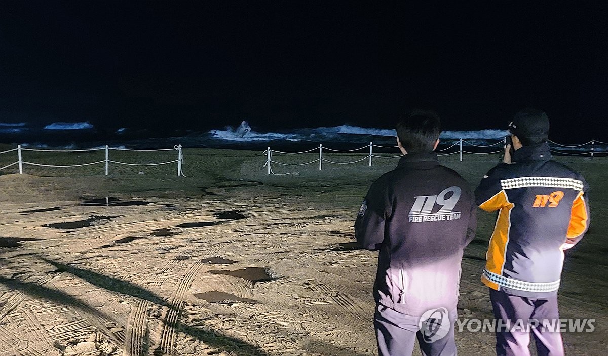 Firefighters in Gangneung, Gangwon Province, inspect a beach by the East Sea on Jan. 1, 2024, as a major earthquake off Japan's west coast caused minor tsunamis in waters off the South Korean east coast. (Yonhap)