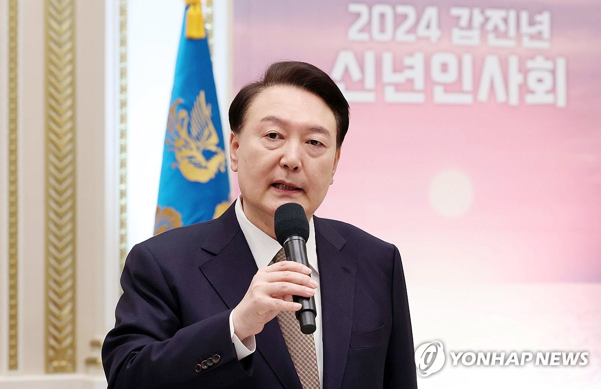 El presidente Yoon Suk Yeol pronuncia un discurso durante una reunión de Año Nuevo en el antiguo complejo presidencial de Cheong Wa Dae en Seúl, el 3 de enero de 2024. (Foto de la piscina) (Yonhap)