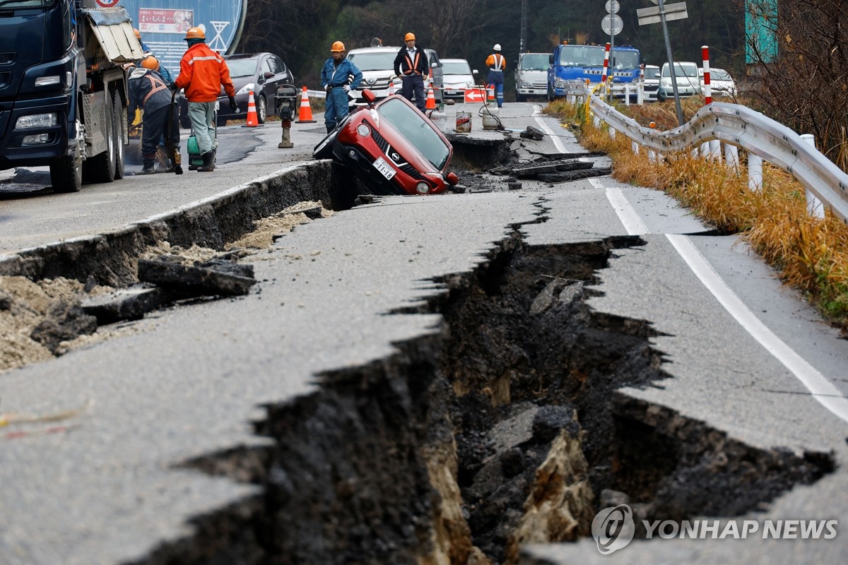 강진에 갈라진 도로 복구 작업하는 日 인부들