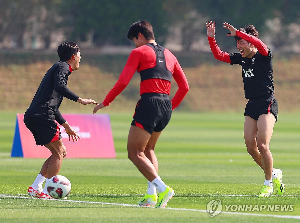 From left: Jung Woo-young, Seol Yong-woo, and Lee Gang-in of the South Korean men's national soccer team train at the Aluegra training ground in Doha on January 11, 2024 in preparation for the Asian Football Confederation Asian Cup.  (Union)