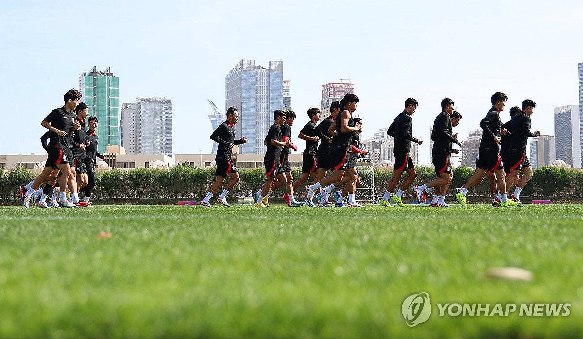 South Korean players take part in a training session for the Asian Football Confederation Asian Cup at Al Egla Training Site in Doha on Jan. 17, 2024. (Yonhap)