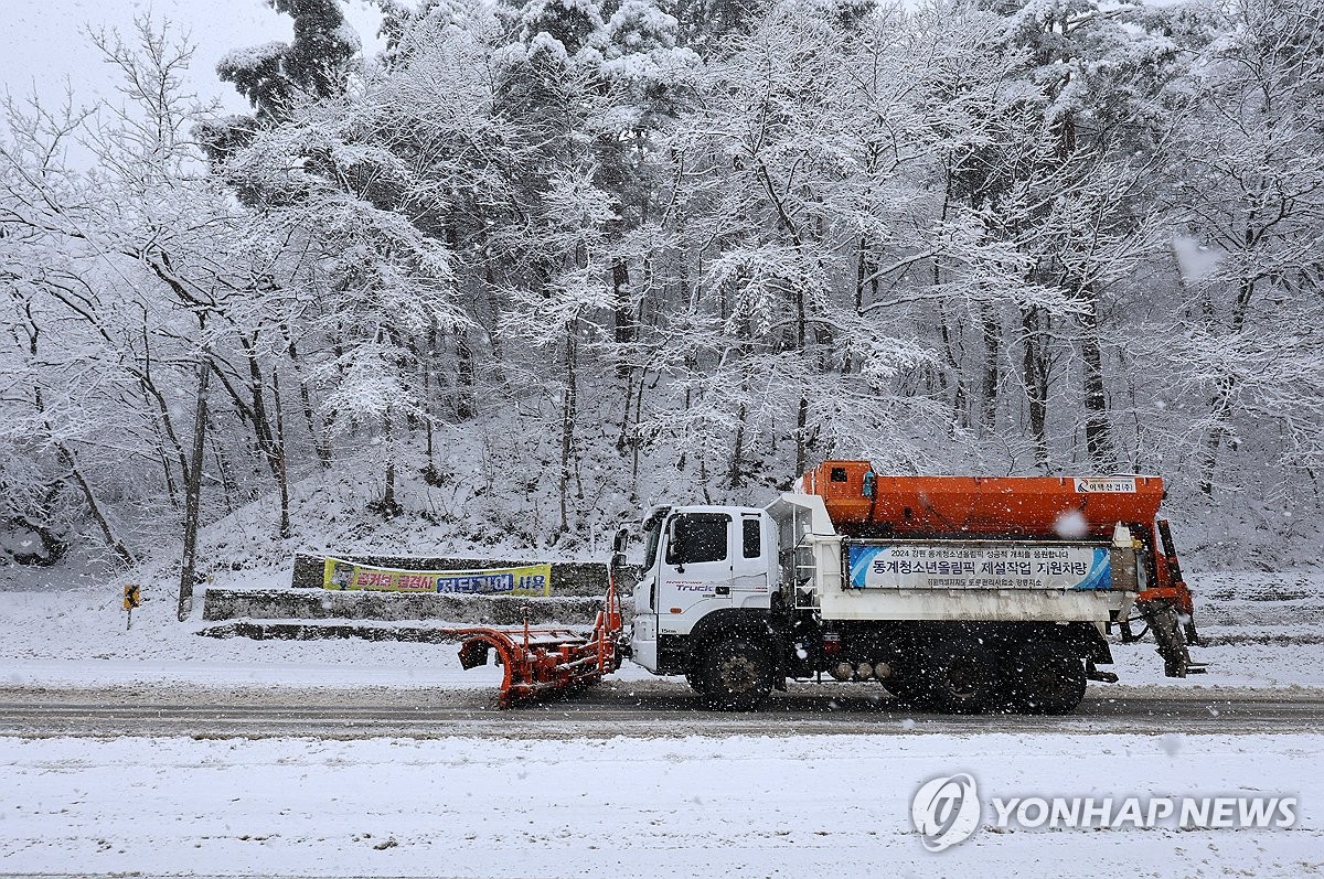 Un quitanieves quita la nieve en una carretera en la provincia oriental de Gangwon el 20 de enero de 2024. (Yonhap)