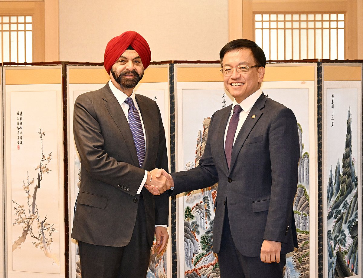 Finance Minister Choi Sang-mok (R) shakes hands with President of the World Bank Ajay Banga ahead of their meeting in Seoul on Jan. 25, 2024, in this photo provided by South Korea's finance ministry. (PHOTO NOT FOR SALE) (Yonhap)