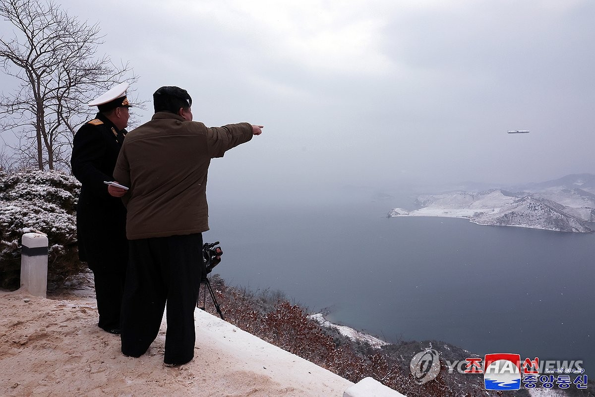 Esta foto, publicada por la Agencia Central de Noticias de Corea del Norte, oficial de Corea del Norte, el 29 de enero de 2024, muestra al líder norcoreano, Kim Jong-un (C), supervisando la prueba de fuego de misiles de crucero lanzados desde submarinos el día anterior.  (Para uso únicamente en la República de Corea. Sin redistribución) (Yonhap)