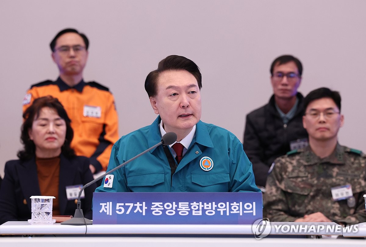 President Yoon Suk Yeol (C) speaks during a meeting on integrated defense at Cheong Wa Dae, the former presidential office, in Seoul on Jan. 31, 2024. The meeting is aimed at discussing ways to ensure the unity of the administrative, military and police branches, as well as civilians, in the country's defense. (Yonhap)