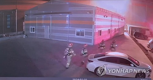 "계속 물을 뿌려라"…순직 추정 소방관들 끝까지 임무 다해