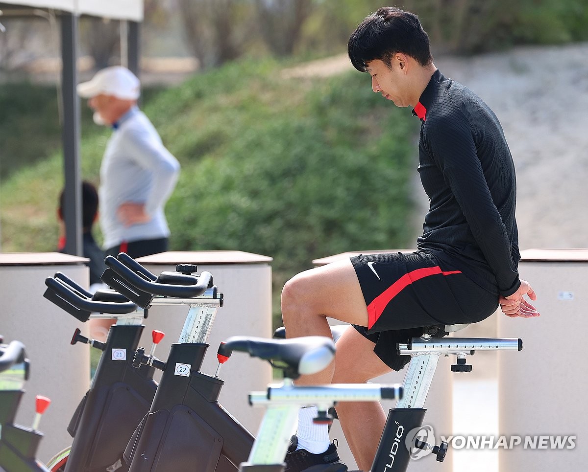Son Heung-min of South Korea rides a stationary bike before a training session at Al Egla Training Site in Doha on Feb. 3, 2024, ahead of the semifinal match against Jordan at the Asian Football Confederation Asian Cup. (Yonhap)