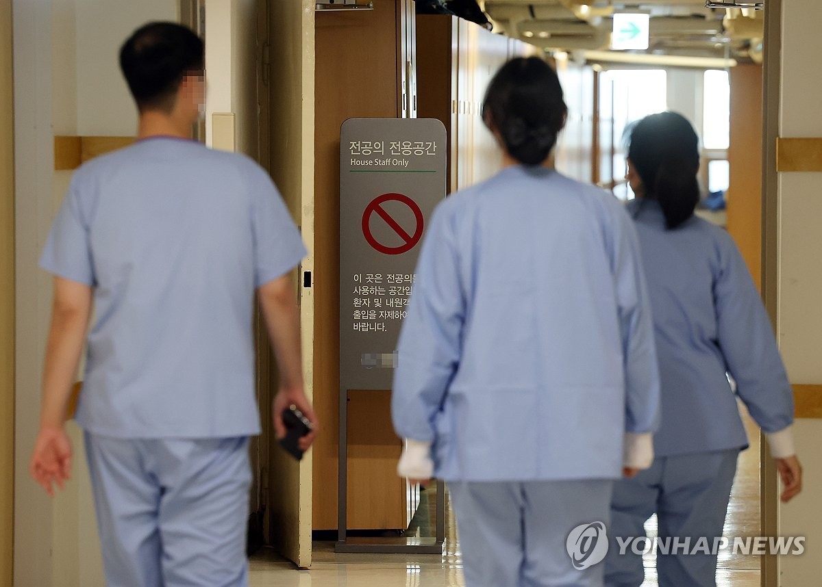 Los médicos caminan en un hospital de Seúl el 16 de febrero de 2024. (Yonhap)