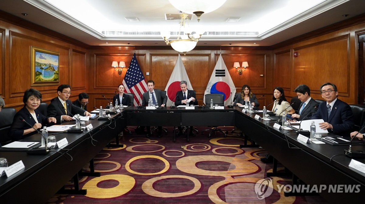 South Korean Foreign Minister Cho Tae-yul (far R), U.S. Secretary of State Antony Blinken (3rd from L, rear) and Japanese Foreign Minister Yoko Kamikawa (far L) attend a trilateral meeting on the margins of the G20 foreign ministers meeting in Rio de Janeiro, Brazil, on Feb. 22, 2024, in this photo released by the South Korean ministry. (PHOTO NOT FOR SALE) (Yonhap)