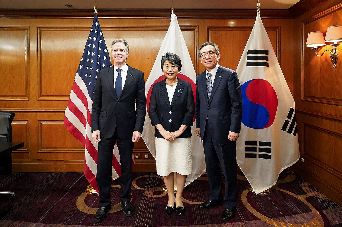 South Korean Foreign Minister Cho Tae-yul (R), U.S. Secretary of State Antony Blinken (L) and Japanese Foreign Minister Yoko Kamikawa pose for a photo during a trilateral meeting on the margins of the G20 foreign ministers meeting in Rio de Janeiro, Brazil, on Feb. 22, 2024, in this photo released by the South Korean ministry. (PHOTO NOT FOR SALE) (Yonhap)