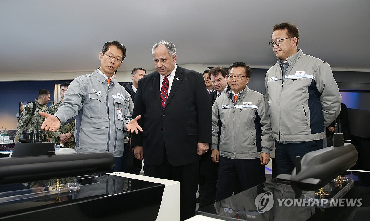 한화오션 거제사업장 방문한 미 해군성 장관