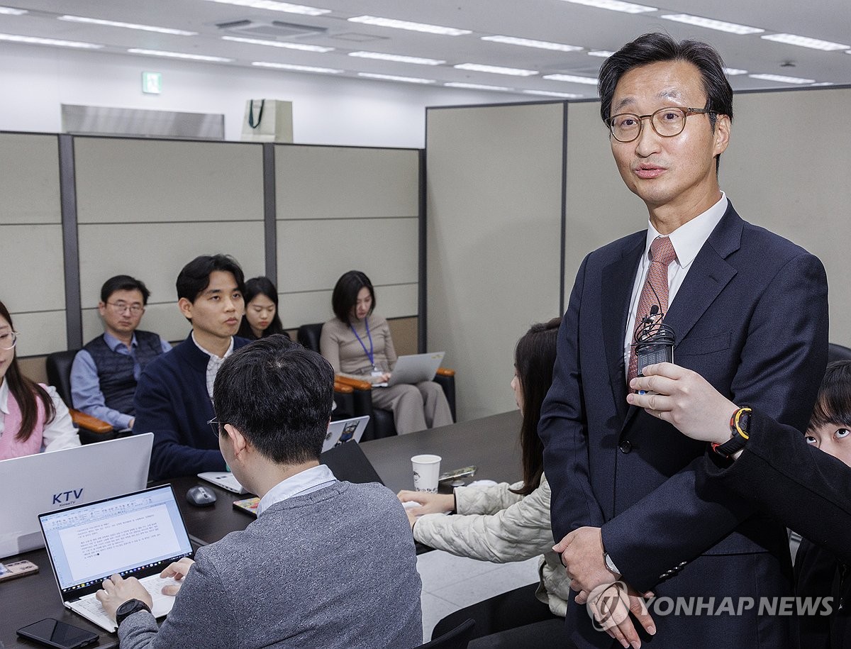 In this file photo, Lee Tae-woo (R) speaks during a brief press conference at the Ministry of Foreign Affairs building in Seoul on March 5, 2024, after being named chief negotiator for the defense cost-sharing talks with the United States .  (Yonhap)