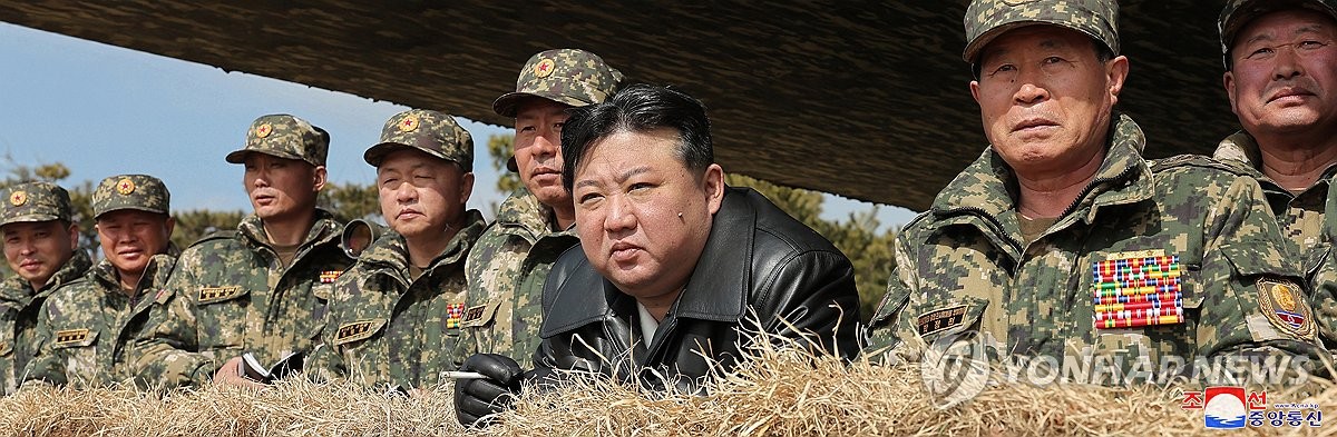 El líder norcoreano Kim Jong-un (tercero desde la derecha) guía ejercicios de disparo de artillería en los que participan unidades de primera línea el 7 de marzo de 2024, en esta fotografía publicada por la Agencia Central de Noticias de Corea del Norte al día siguiente.  (Para uso únicamente en la República de Corea. Sin redistribución) (Yonhap)