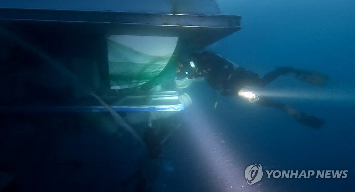 해경, 전복 선박 야간 수색 작업