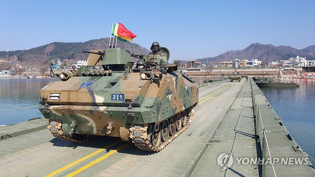 육군 3군단이 제공한 이 사진에서 2024년 3월 13일 서울에서 북동쪽으로 89km 떨어진 화천에서 강 도하 훈련 중 임시 교량을 건너는 기갑 탱크.  (사진 비판매) (연합)