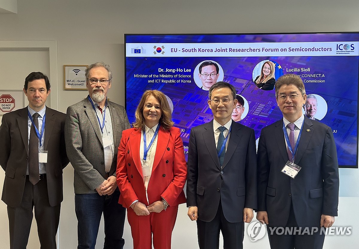 Science Minister Lee Jong-ho (2nd from R) poses for a photo at the inaugural South Korea-European Union joint researchers forum on semiconductors in Belgium on March 25, 2024, in this photo provided by Lee's office. (PHOTO NOT FOR SALE) (Yonhap)