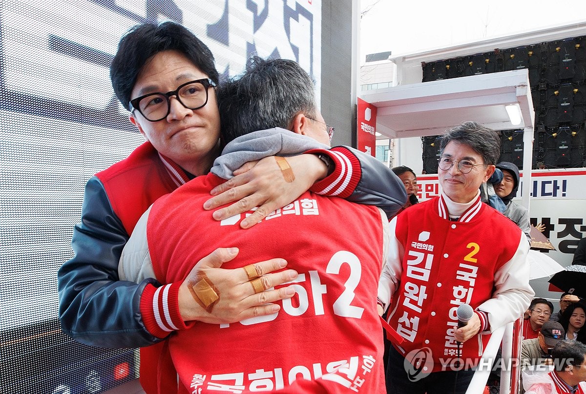 김완섭·박정하 후보와 인사 나누는 한동훈 비대위원장