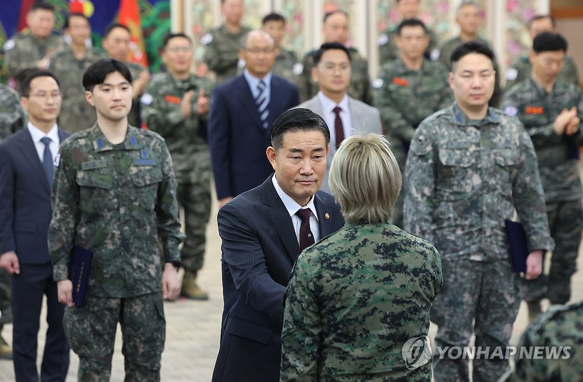 모범 예비군 증서 건네는 신원식 장관