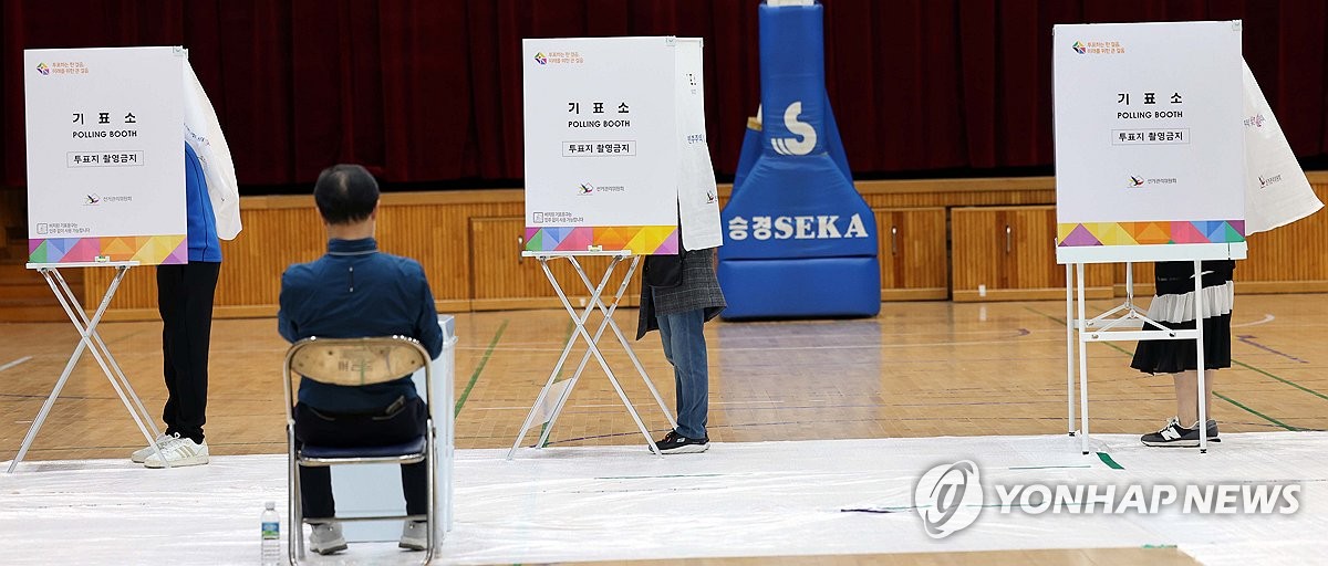 투표하는 시민들 / 연합뉴스