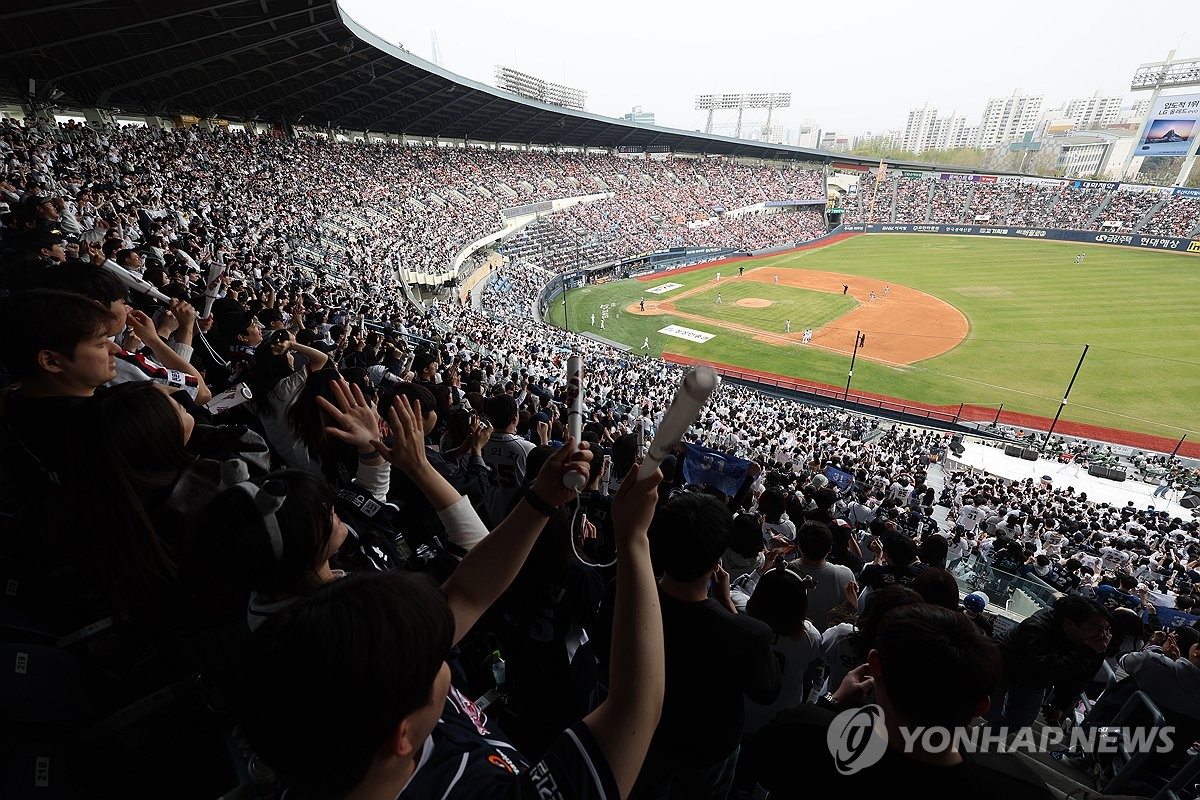 올해 프로야구 시즌 70경기만에 100만 관중 돌파