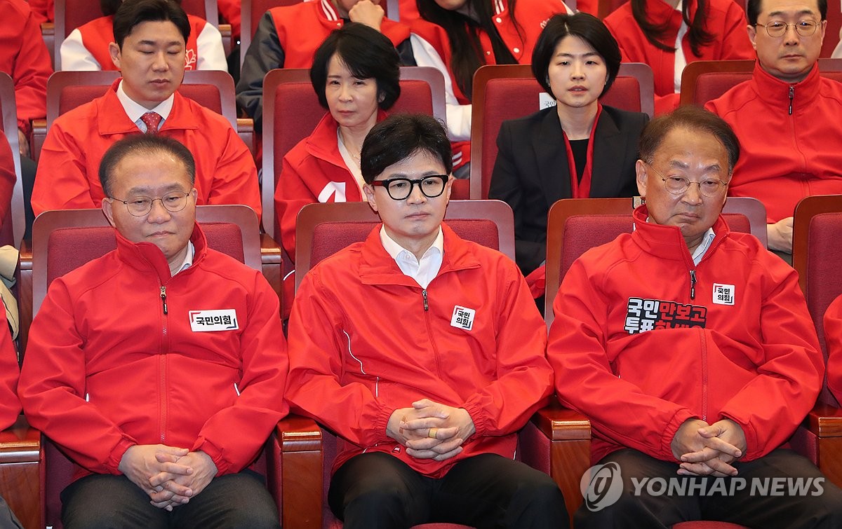 Ruling People Power Party leader Han Dong-hoon (C) watches exit poll results at the National Assembly in Seoul on April 10, 2024. (Pool photo) (Yonhap)