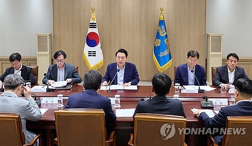 (LEAD) Yoon presides over emergency meeting on Mideast crisis