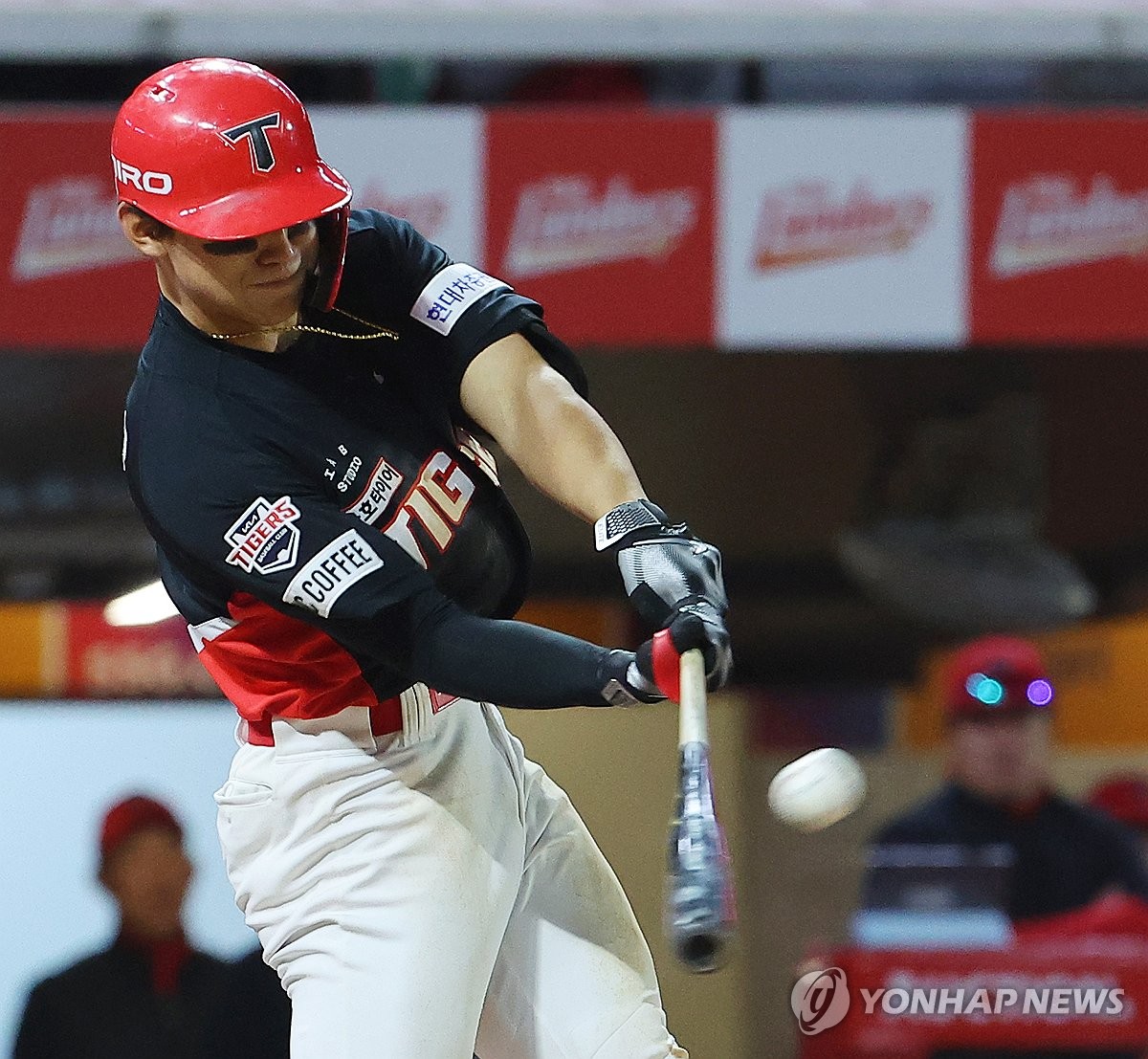 Kim Do-yeong of the Kia Tigers hits a three-run home run against the SSG Landers during the clubs' Korea Baseball Organization regular-season game at Incheon SSG Landers Field in Incheon, west of Seoul, on April 17, 2024. (Yonhap)