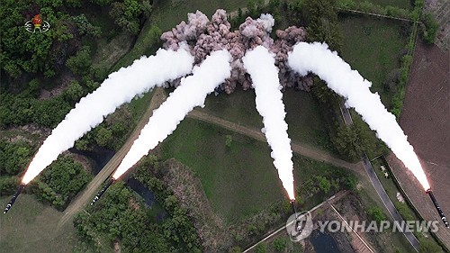 북한, 오물풍선 이어 단거리탄도미사일 10여발 무더기 발사