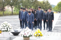 봉하·평산 찾은 새로운미래 "혹독한 계절 이겨 낼 것" 각오
