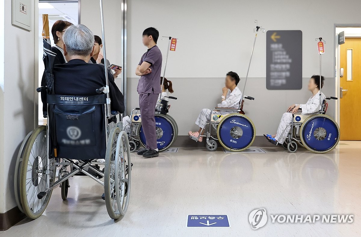 휠체어 타고 기다리는 환자들