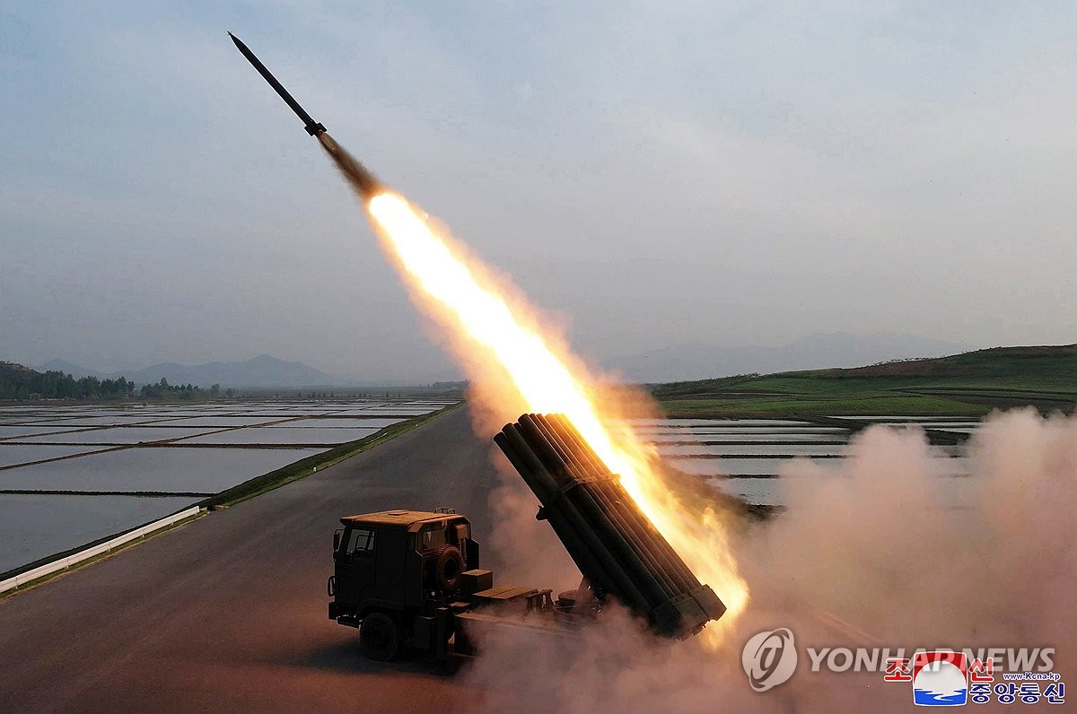 북한 김정은, 신형 240㎜ 방사포탄 시험사격 참관