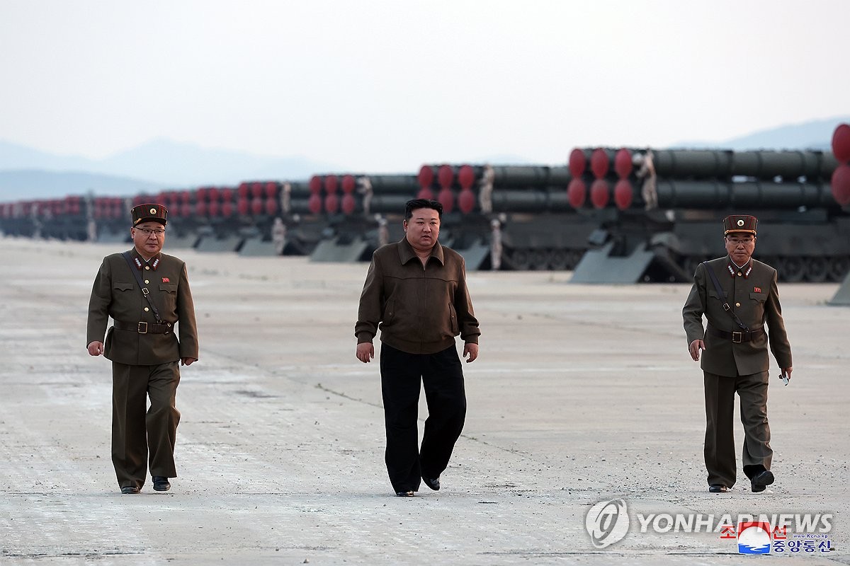 Esta fotografía, publicada por la Agencia Central de Noticias de Corea del Norte, oficial de Corea del Norte, el 31 de mayo de 2024, muestra al líder norcoreano, Kim Jong-un (centro), supervisando el gobierno del país. "disparo de demostración de poder" de lanzacohetes múltiples de gran tamaño de 600 mm el día anterior.  (Para uso únicamente en la República de Corea. Sin redistribución) (Yonhap)