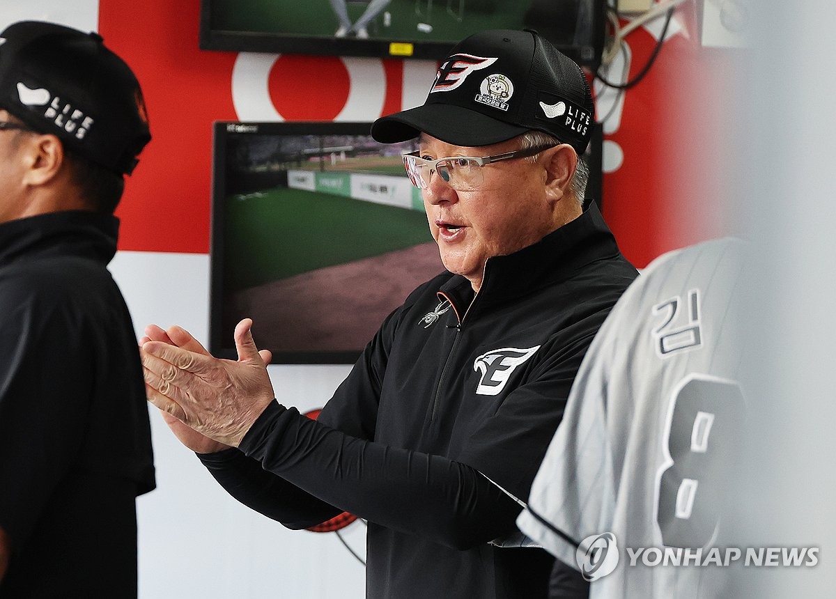 Hanwha Eagles manager Kim Kyung-moon applauds his players during a Korea Baseball Organization regular-season game against the KT Wiz at KT Wiz Park in Suwon, 30 kilometers south of Seoul, on June 4, 2024. (Yonhap)