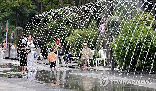 월요일 낮 최고 33도 무더위…오후에는 곳곳 소나기