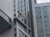 旭日旗掲揚した住人の個人情報拡散　部屋には汚物投げつけられる＝韓国