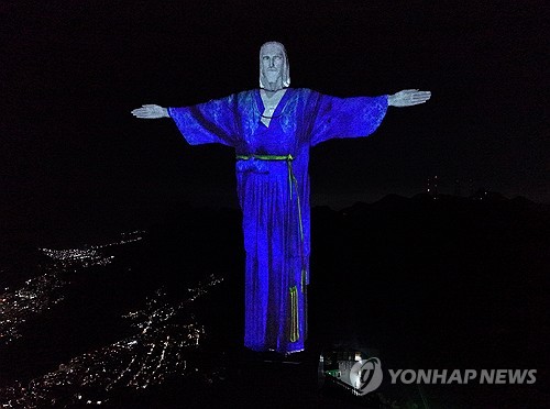 ブラジルのキリスト像が韓服「着用」