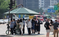 서울 첫 폭염주의보…양산·손풍기·모자 들고 '그늘로 그늘로'